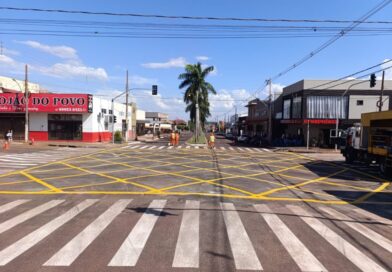 Deodápolis ganha seu primeiro semáforo e prepara mudança importante no trânsito.