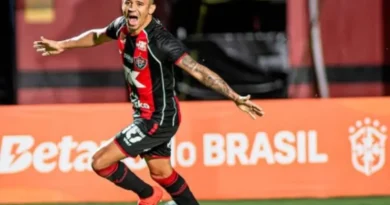 Vitória goleia Athletico-PR e garante vaga nas quartas de final da Copa do Brasil.