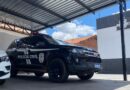 Homem é preso após agredir companheira e filha durante discussão.