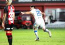 Cruzeiro vira sobre o Vitória e encosta no G-4 do Brasileirão.