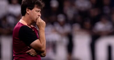 Corinthians demite o técnico Fernando Diniz.