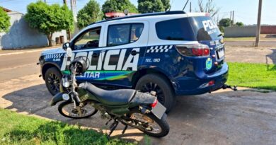 Mulher é presa após furtar motocicleta em Glória de Dourados e ser localizada em Deodápolis.